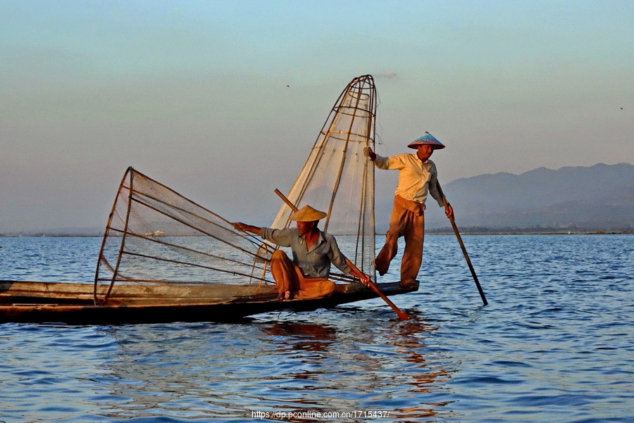 缅甸茵莱湖(inlai lake)独特的渔夫单脚划船捕鱼秀