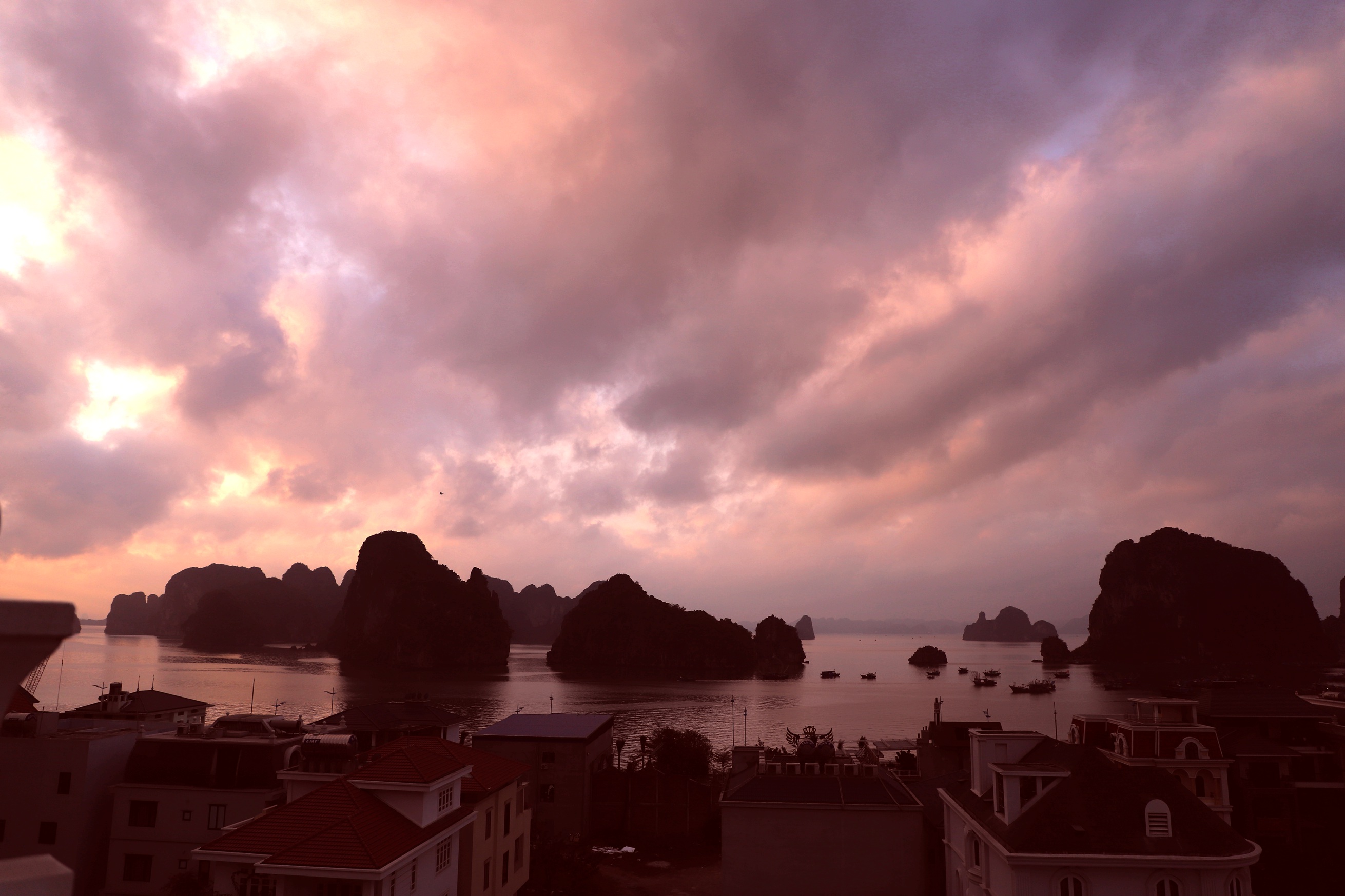 有海上桂林之称的越南下龙湾晚霞，美的让人震撼-搜狐大视野-搜狐新闻