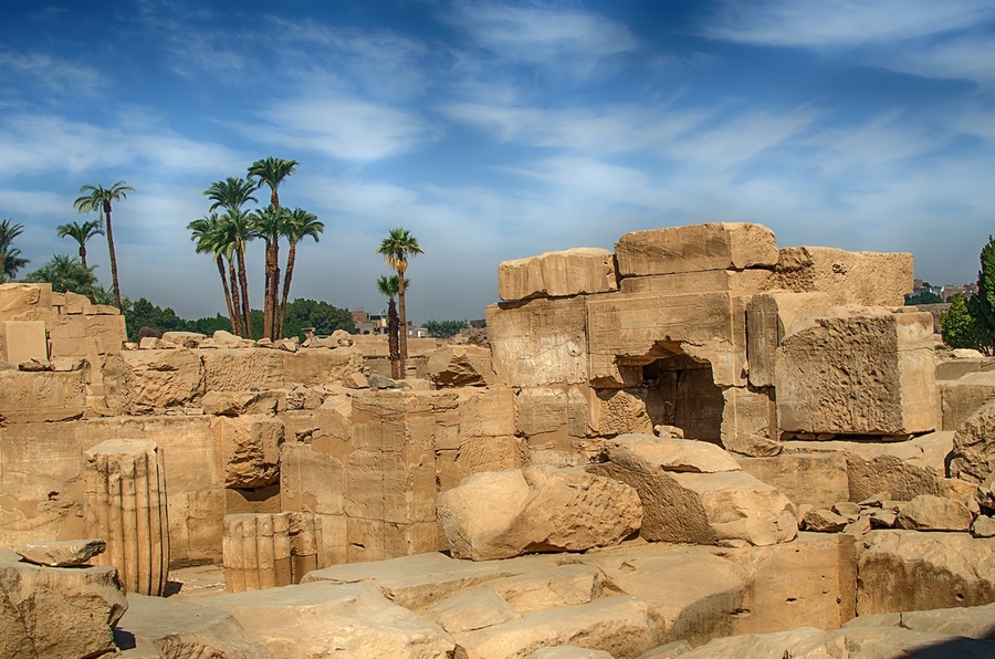 埃及博物馆位于尼罗河东岸，在开罗解放广场