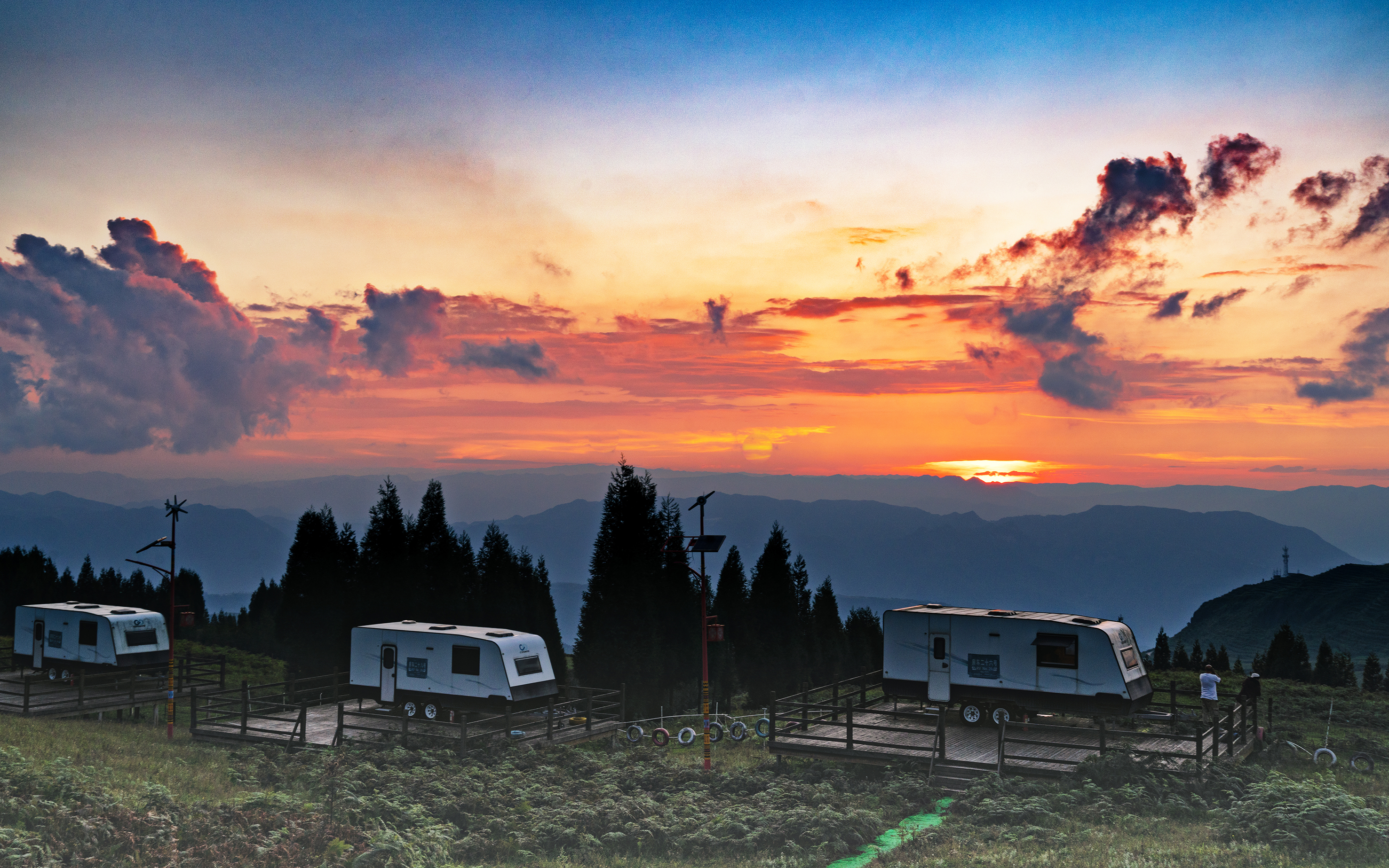 贵州乌蒙大草原汔车旅馆营地的夕阳