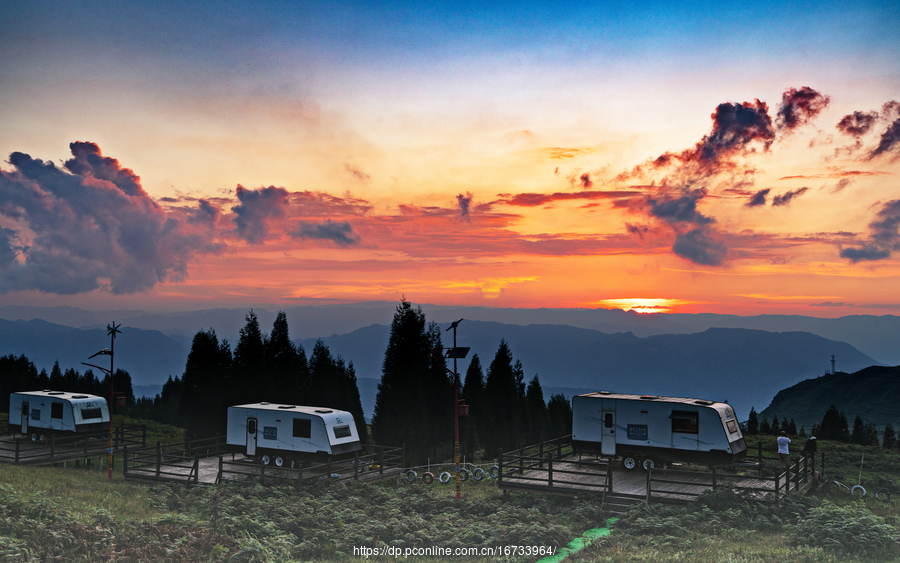 贵州乌蒙大草原汔车旅馆营地的夕阳